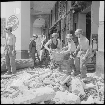 Des soldats déblayant les débris de l'immeuble détruit par l'explosion d'une bombe à Alger.
