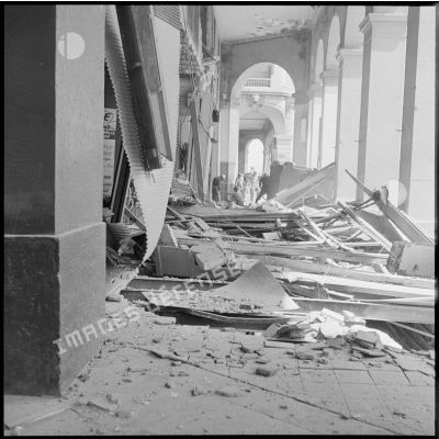 Les dégâts causés dans une galerie du boulevard Carnot lors d'une explosion de bombe.