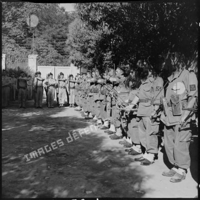 Les troupes de fusiliers-marins de la 1re demi-brigade de fusiliers-marins (DBFM) lors des obsèques de l'enseigne de vaisseau Le Troadec.