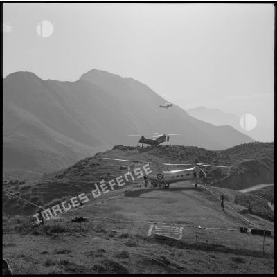 Décollage d'hélicoptères Piasecki lors d'une opération menée dans la région du col de Selma.