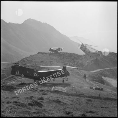 Décollage d'hélicoptères Piasecki lors d'une opération menée dans la région du col de Selma.