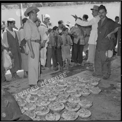 Le couscous est servi aux habitants des douars ralliés.