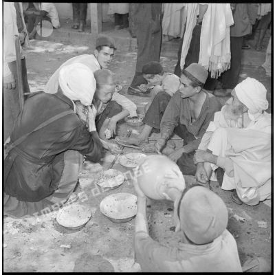 Le couscous est servi aux habitants des douars ralliés.