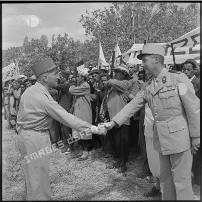 Le général Olié salue un officier.