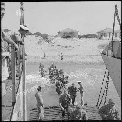 Les soldats du 2e régiment de parachutistes coloniaux (RPC) embarquent dans un bâtiment de débarquement.