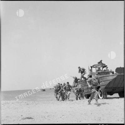 Débarquement des DUKW 353 et déploiement des soldats sur la plage.