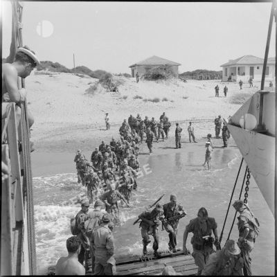 Les soldats du 2e régiment de parachutistes coloniaux (RPC) embarquent dans un bâtiment de débarquement.