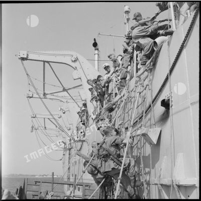 Des soldats du 2e régiment de parachutistes coloniaux (RPC) embarquent dans un LCVP.