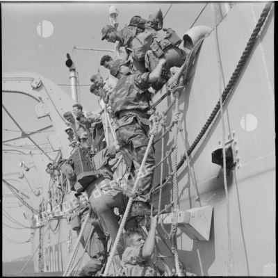 Des soldats du 2e régiment de parachutistes coloniaux (RPC) embarquent dans un LCVP.