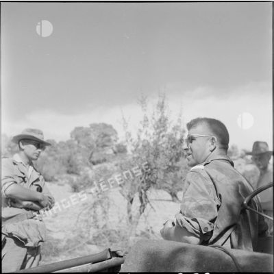 Le sous-lieutenant Robert de la 2e compagnie du 19e régiment du génie (RG) (à droite) et le capitaine Philippon, commandant la 4e compagnie du 9e RCP (à gauche).