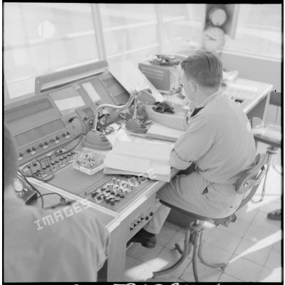 Le radio de la tour de contrôle de la BAN.