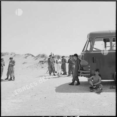 Des soldats du commando marine de Montfort après la baignade près de Sidi-Ferruch.