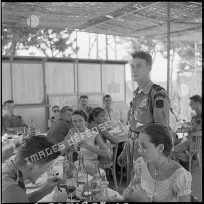 Au cours du repas fraternel au restaurant La gondole. Un soldat du commando marine de Montfort raconte une histoire.