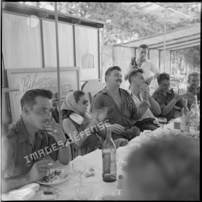 Au cours du repas fraternel au restaurant La gondole. Un soldat du commando marine de Montfort se fait applaudir après son tour de chant.