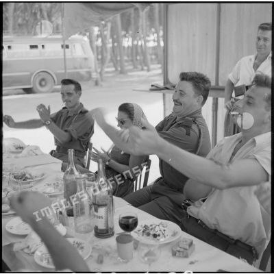 Au cours du repas fraternel au restaurant La gondole. Des soldats du commando marine de Montfort et des étudiants applaudissent celui qui vient de chanter ou de raconter une histoire.