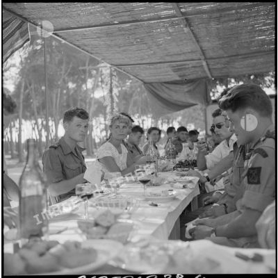 Au cours du repas fraternel au restaurant La gondole. Une jeune étudiante d'Alger attablée avec des soldats.