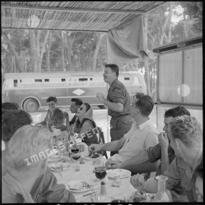 Au cours du repas fraternel au restaurant La gondole. Un volontaire du commando marine de Montfort chante pendant le repas.