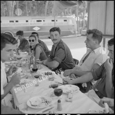 Au cours du repas fraternel au restaurant La gondole. Un soldat du commando marine de Montfort.