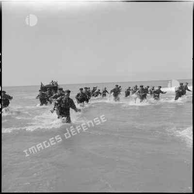 Des soldats du 2e régiment de parachutistes coloniaux (RPC) débarquent sur la plage.