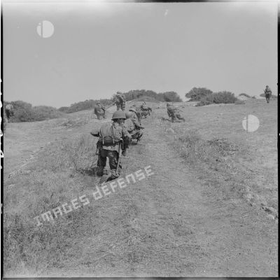Des soldats du 2e régiment de parachutistes coloniaux (RPC) au cours d'une manoeuvre d'approche et de reconnaissance sur le terrain.