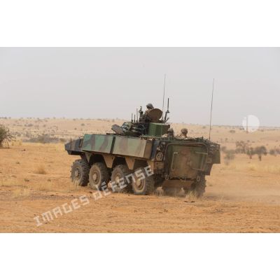 Un véhicule blindé de combat d'infanterie (VBCI) progresse dans le Liptako, au Mali.