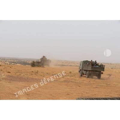 Un camion des forces armées maliennes (FAMa) progresse dans le désert à la suite d'un véhicule blindé de combat d'infanterie (VBCI) dans le Liptako, au Mali.