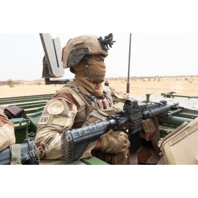 Un légionnaire du 2e régiment étranger d'infanterie (2e REI) surveille une zone à bord d'un véhicule blindé de combat d'infanterie (VBCI) dans le Liptako, au Mali.