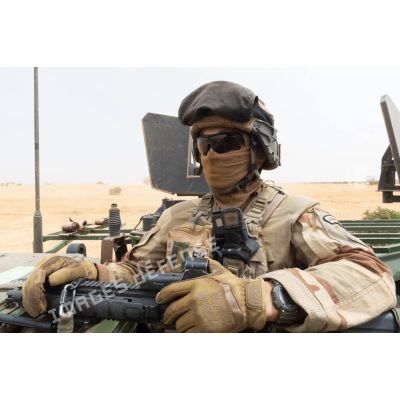 Un légionnaire du 2e régiment étranger d'infanterie (2e REI) surveille la zone à bord d'un véhicule blindé de combat d'infanterie (VBCI) dans le Liptako, au Mali.