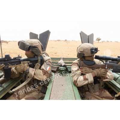 Des légionnaires du 2e régiment étranger d'infanterie (2e REI) surveillent la zone à bord d'un véhicule de combat d'infanterie (VBCI) dans le Liptako, au Mali.