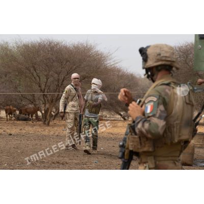Un légionnaire du 2e régiment étranger d'infanterie (2e REI) se coordonne avec des soldats maliens dans le Liptako, au Mali.