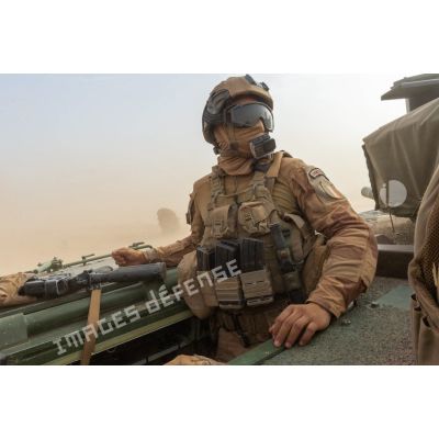 Un légionnaire du 2e régiment étranger d'infanterie (2e REI) traverse une tempête de sable à bord d'un véhicule blindé de combat d'infanterie (VBCI) dans le Liptako, au Mali.