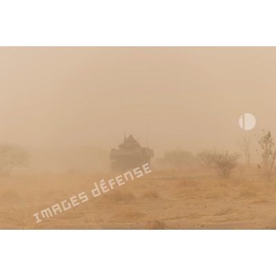 Un véhicule blindé de combat d'infanterie (VBCI) traverse une tempête de sable dans le Liptako, au Mali.