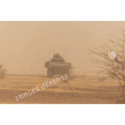 Un véhicule blindé de combat d'infanterie (VBCI) traverse une tempête de sable dans le Liptako, au Mali.