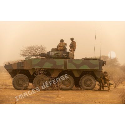 Des légionnaires du 2e régiment étranger d'infanterie (2e REI) traversent une tempête de sable à bord d'un véhicule blindé de combat d'infanterie (VBCI) dans le Liptako, au Mali.
