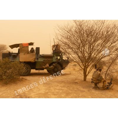 Des soldats se reposent à bord de leur VAB lors d'une tempête de sable dans le Liptako, au Mali.