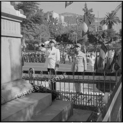 Le général Olié et le préfet Vignon saluent le monument aux morts pendant la minute de silence..