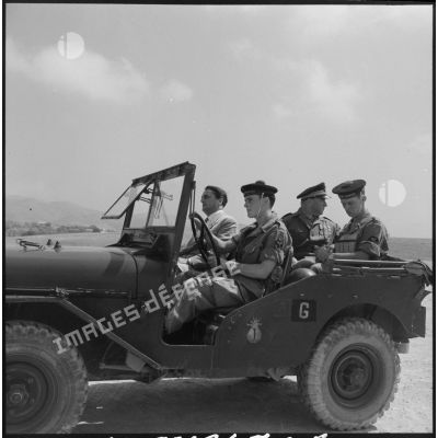 Max Lejeune est convoyé dans une jeep de la 1re demi-brigade de fusiliers-marins (DBFM) avec le capitaine de vaisseau Ponchardier (à l'arrière).