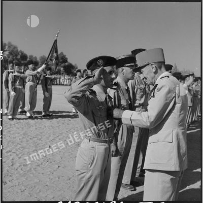 Le général Manceaux-Demiau remet la Légion d'honneur au chef d'escadron Lozon.