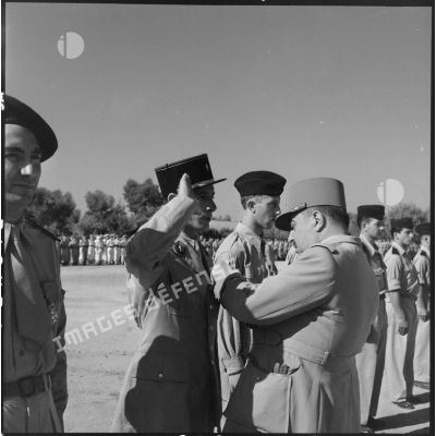 Le sergent-chef Moreno reçoit la Médaille militaire des mains du général Nogues.