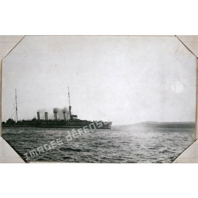 Lemnos le 11 Mars 1915 : Le Dublin (anglais) partant rejoindre l'escadre des Dardanelles. La coque de ce croiseur est maquillée. [Légende d'origine]