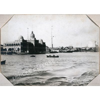 Port Saïd le 13 Mars 1915 : L'amirauté et le d'Entrecasteaux vus d'un hublot du Saint-Louis à son arrivée au mouillage. [Légende d'origine]