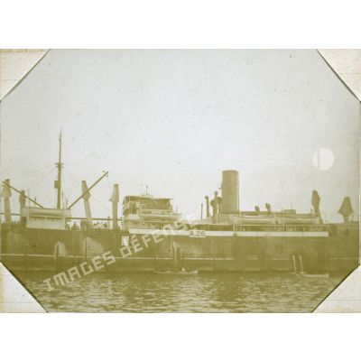 Port Saïd le 19 Mars 1915. Hydro aéroplane français et cargo australien chargé de troupes. [Légende d'origine]