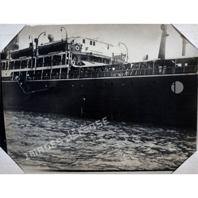 Port Saïd le 19 Mars 1915: Passagers d'un paquebot anglais acclamant l'équipage du Saint-Louis à son passage dans le canal. [Légende d'origine]