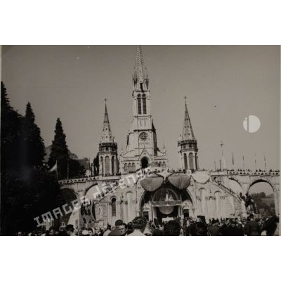 Pèlerinage international militaire de Lourdes. Foule. [légende d'origine]