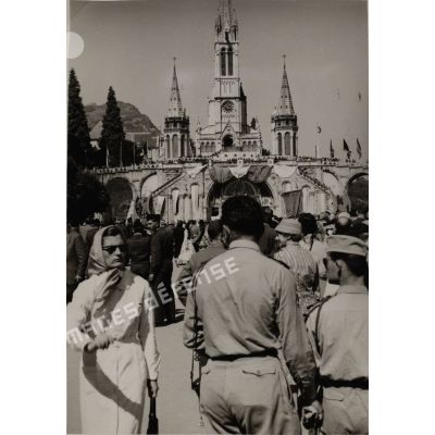 Pèlerinage international militaire de Lourdes. Aspects d'ambiance. [légende d'origine]