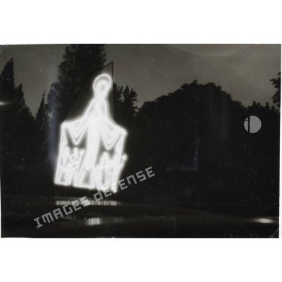 [Pèlerinage international militaire de Lourdes, 1958. Une Vierge illuminée.]