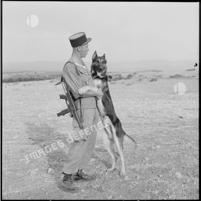 Un maître chien du pelloton cynophile photographié avec son berger allemand.
