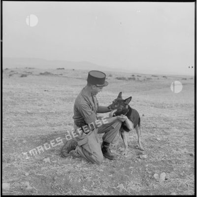 Un maître chien du pelloton cynophile pose avec son berger allemand.