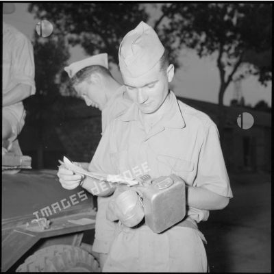 Un soldat de la 269e CCR lit la lettre qu'il vient de recevoir.