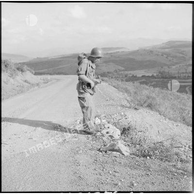 Un soldat du 28e BCA inspecte les abords de la route nationale 12.